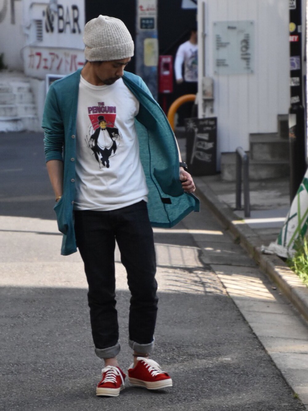 ブルー系のカーディガン/ボレロ、ホワイト系のTシャツ/カットソー、ブルー系のデニムパンツを着用したメンズの春コーディネートの1枚目の写真