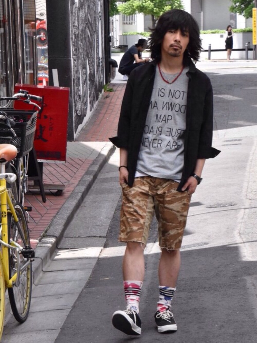 ブラック系のシャツ/ブラウス、グレー系のTシャツ/カットソー、ベージュ系のスラックスを着用したメンズの春コーディネートの1枚目の写真