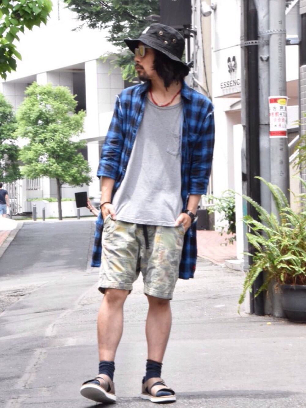 ブルー系のシャツ/ブラウス、その他のその他パンツ、ベージュ系のサンダルを着用したメンズの夏コーディネートの1枚目の写真