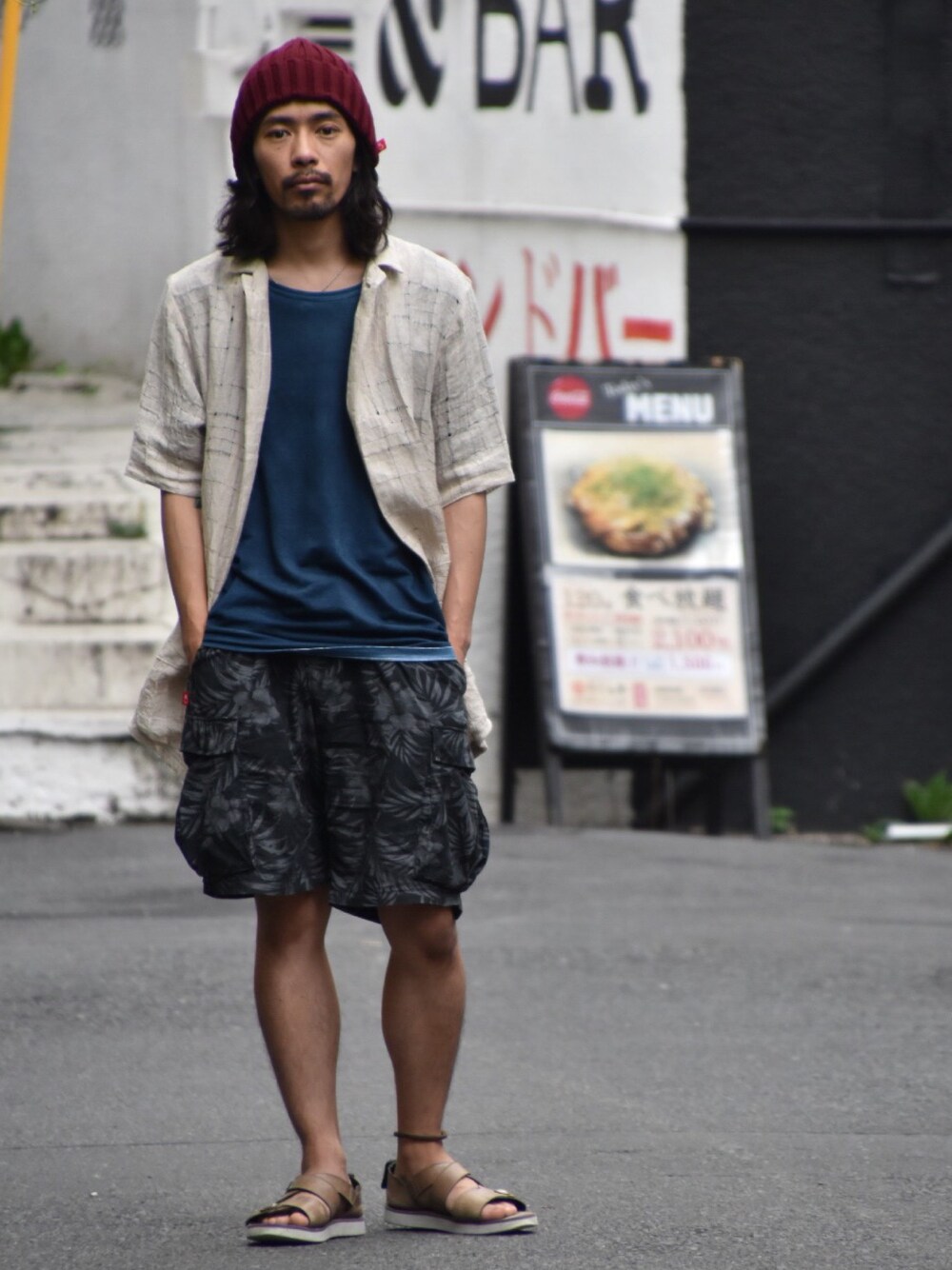 ベージュ系のシャツ/ブラウス、ブルー系のTシャツ/カットソー、ブラック系のパンツを着用したメンズの夏コーディネートの1枚目の写真