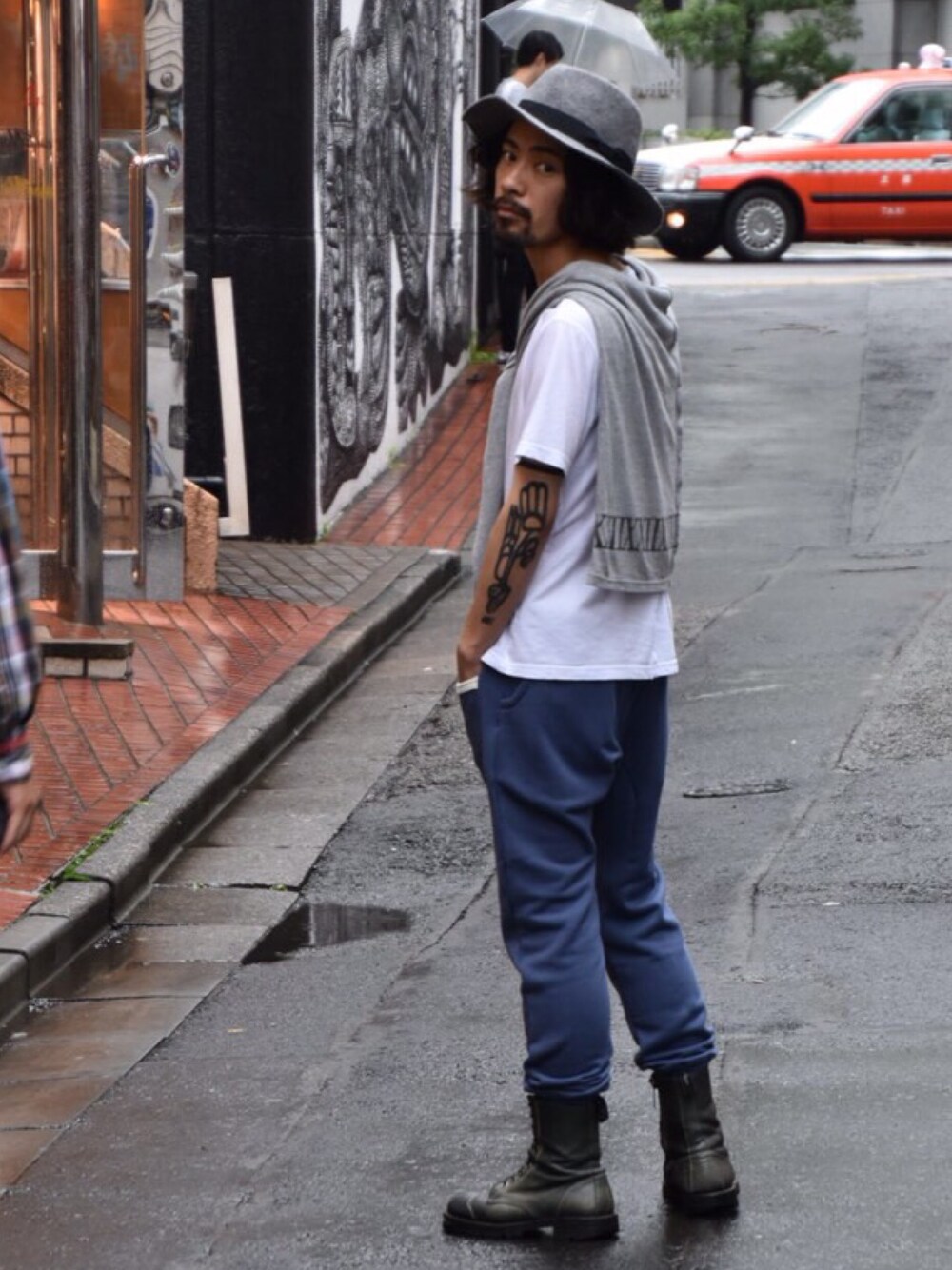 グレー系のTシャツ/カットソー、ブルー系のパンツ、ブルー系のブーツを着用したメンズの秋コーディネートの1枚目の写真