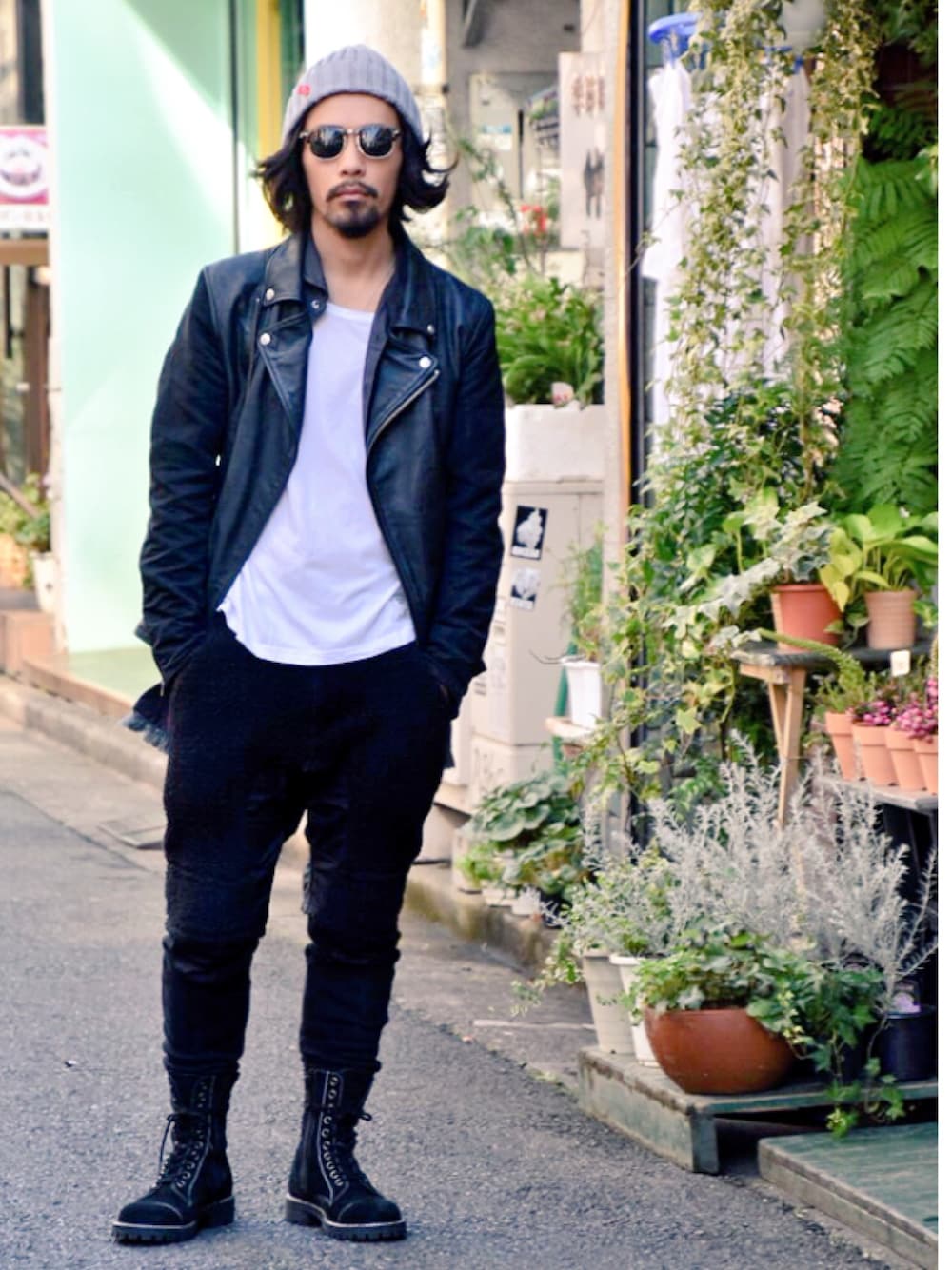 ブルー系のライダースジャケット、グレー系のシャツ/ブラウス、ブラック系のその他パンツを着用したメンズの秋コーディネートの1枚目の写真