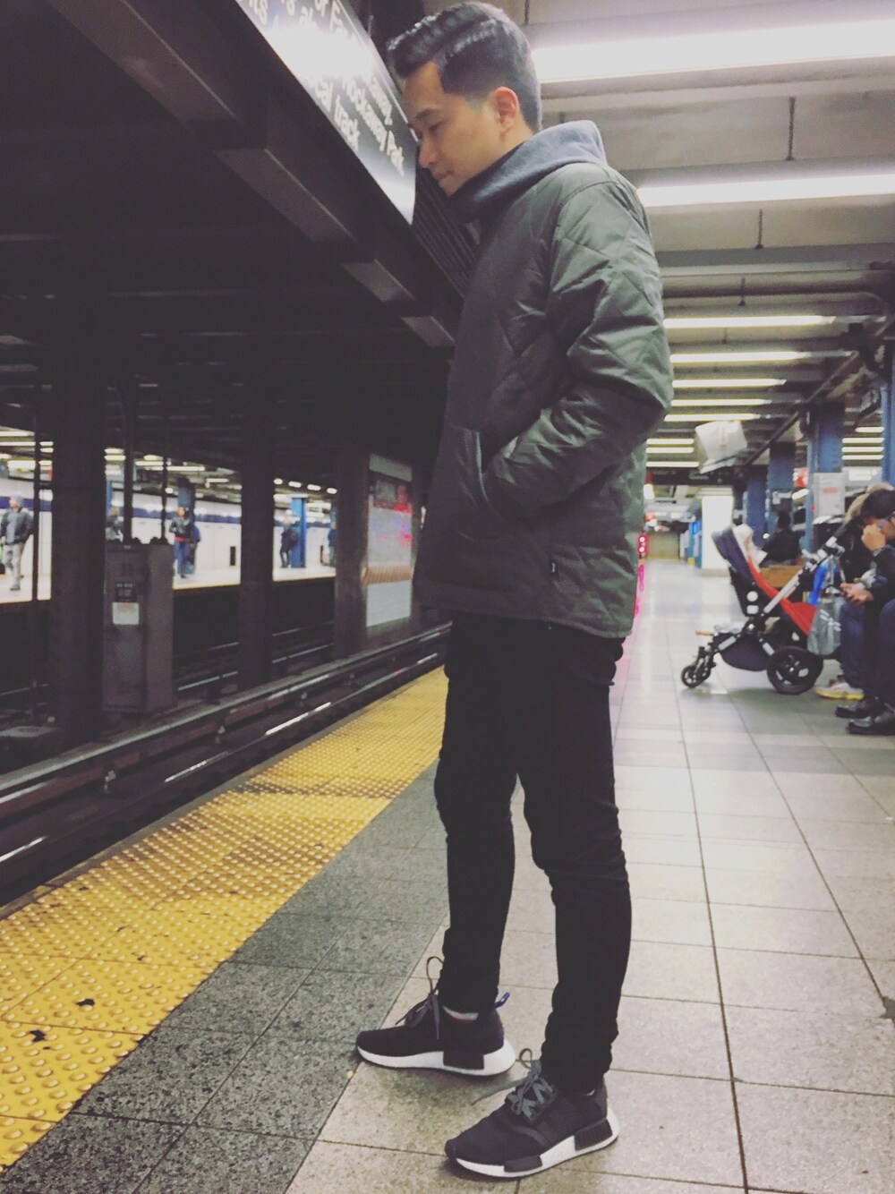 「NYC、newyork、bomberjacket、green、シンプルコーデ、大人カジュアル、street、スキニー、黒、休日スタイル」｜「STUSSYのアイテム（ミリタリージャケット、グリーン系）」を使った、12老师さん（メンズ・168cm）の秋コーディネートの1枚目の写真