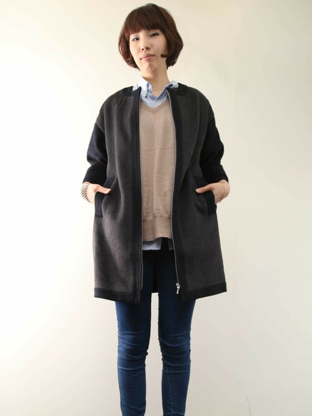 「コート、ニット、Vネック、ノーカラージャケット」｜「PLAIN CLOTHINGの【PLAIN CLOTHING】ノーカラーコート（ノーカラージャケット、グレー系）」を使った、chikaさん（レディース・171cm）の秋コーディネートの1枚目の写真