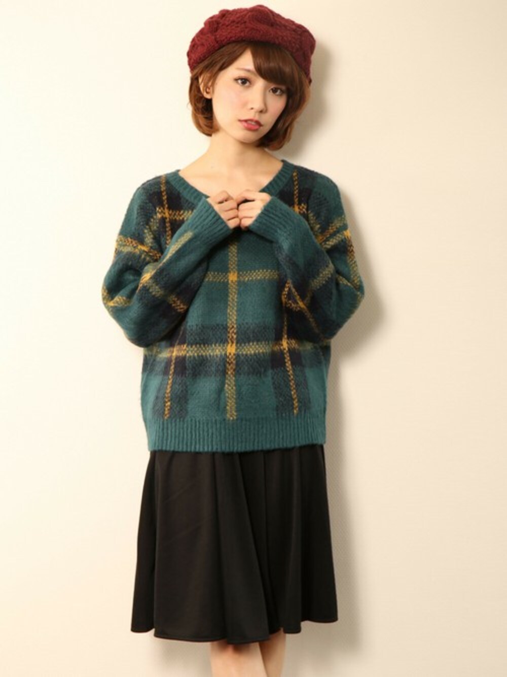 「ニット、スカート、ベレー帽、ニット帽、トップス、柄ニット、フレアースカート」｜「PLAIN CLOTHINGの【PLAIN　CLOTHING】柄ニットプルオーバー（ニット/セーター、グリーン系）」を使った、chikaさん（レディース・158cm）の秋コーディネートの1枚目の写真