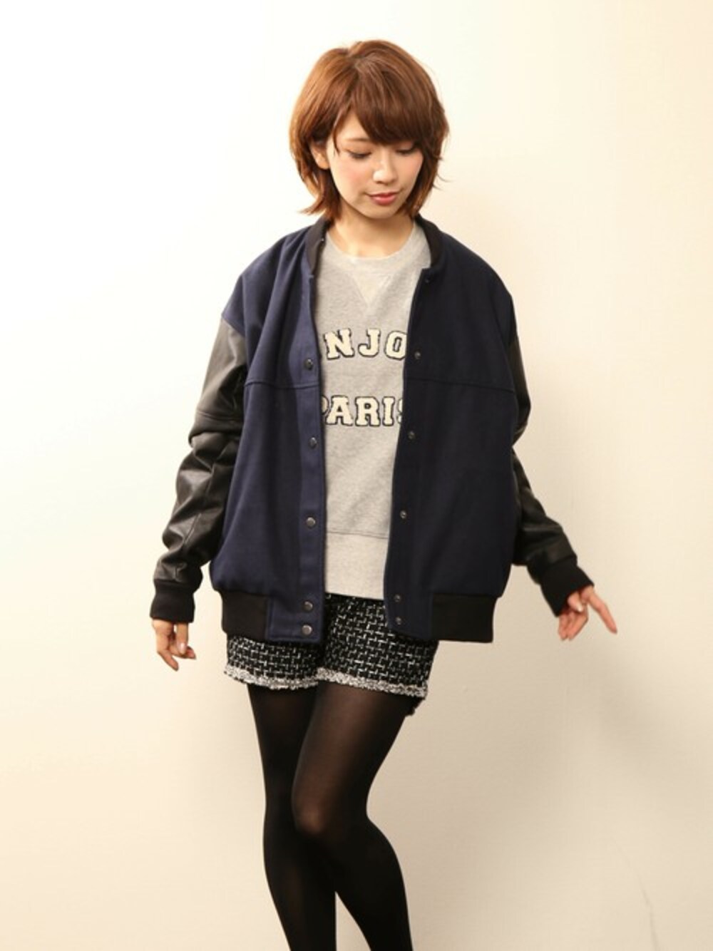 「スウェット、スタジャン、グレー、ショートパンツ、ネイビー、ロゴ、ツイードパンツ、ロゴスウェット」｜「PLAIN CLOTHINGの【PLAIN CLOTHING】スタジアムジャンパー（スタジャン、ブルー系）」を使った、chikaさん（レディース・158cm）の秋コーディネートの1枚目の写真