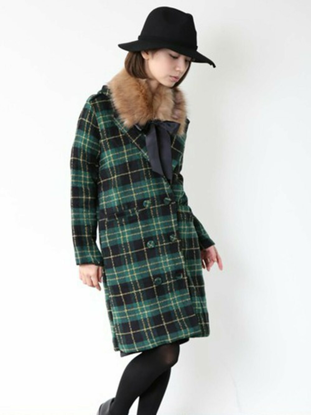 「コート、チェックコート、ファー小物、ツバ広ハット、ファー衿」｜「PLAIN CLOTHINGの【PLAIN CLOTHING】チェックコート（チェスターコート、グリーン系）」を使った、chikaさん（レディース・158cm）の秋コーディネートの1枚目の写真