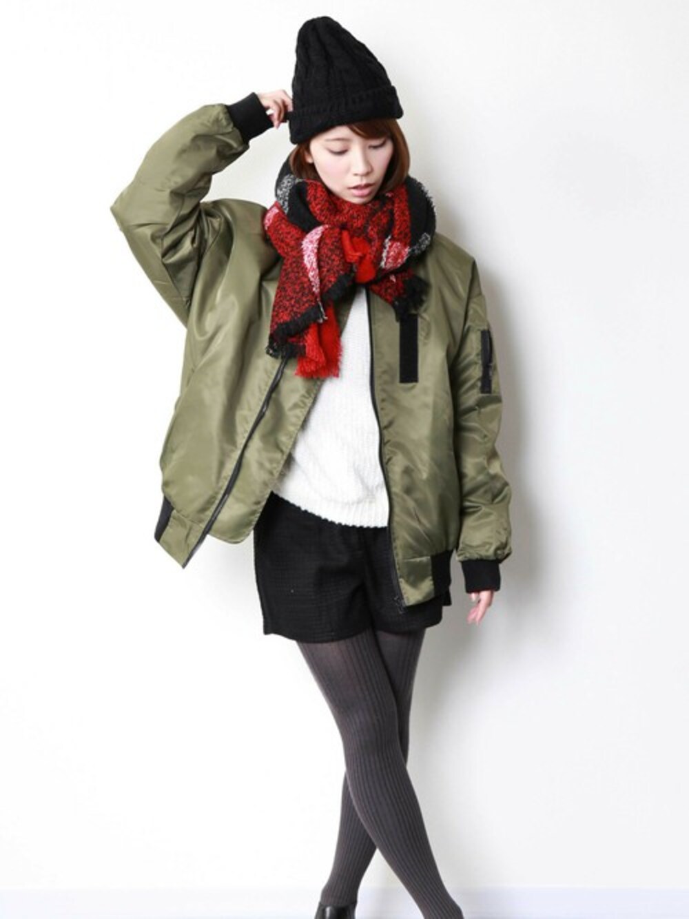 「ブルゾン、ニット、ミリタリー、ストール、MA-1、ダウン、チェック柄、ミリタリージャケット」｜「PLAIN CLOTHINGの【PLAIN CLOTHING】MA-1（ミリタリージャケット、グリーン系）」を使った、chikaさん（レディース・158cm）の秋コーディネートの1枚目の写真
