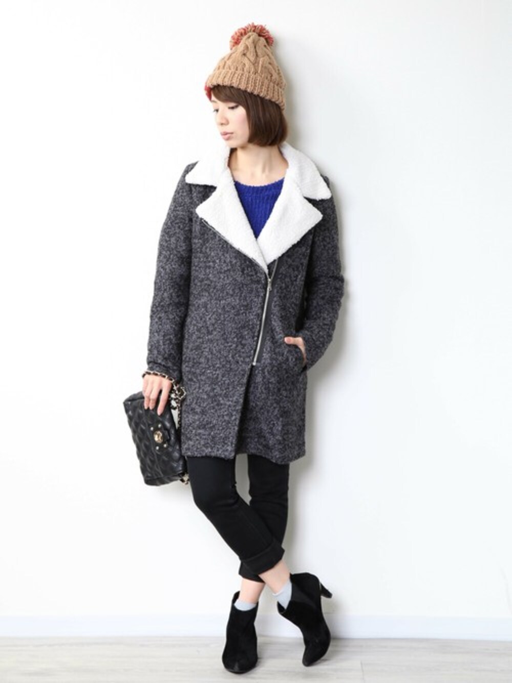 「ニット、ボア、ニットキャップ、ウールコート、ガウン、ポンポン帽子、ボアコート」｜「PLAIN CLOTHINGの【PLAIN CLOTHING】ウールボアコート（その他アウター、グレー系）」を使った、chikaさん（レディース・158cm）の秋コーディネートの1枚目の写真