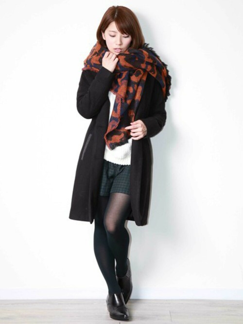 「アウター、チェスターコート、カモフラ、ショートパンツ、plainclothing、大判ストール」｜「PLAIN CLOTHINGの【PLAN CLOTHING】チェスターコート（チェスターコート、ブラック系）」を使った、chikaさん（レディース・158cm）の冬コーディネートの1枚目の写真