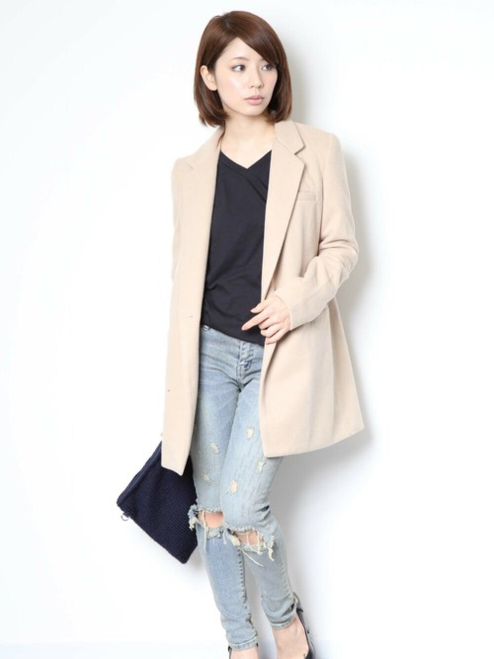 「コート、チェスターコート、ウールコート、ダメージデニムパンツ」｜「PLAIN CLOTHINGの【PLAIN CLOTHING】ウールチェスターコート（チェスターコート、ベージュ系）」を使った、chikaさん（レディース・158cm）の冬コーディネートの1枚目の写真