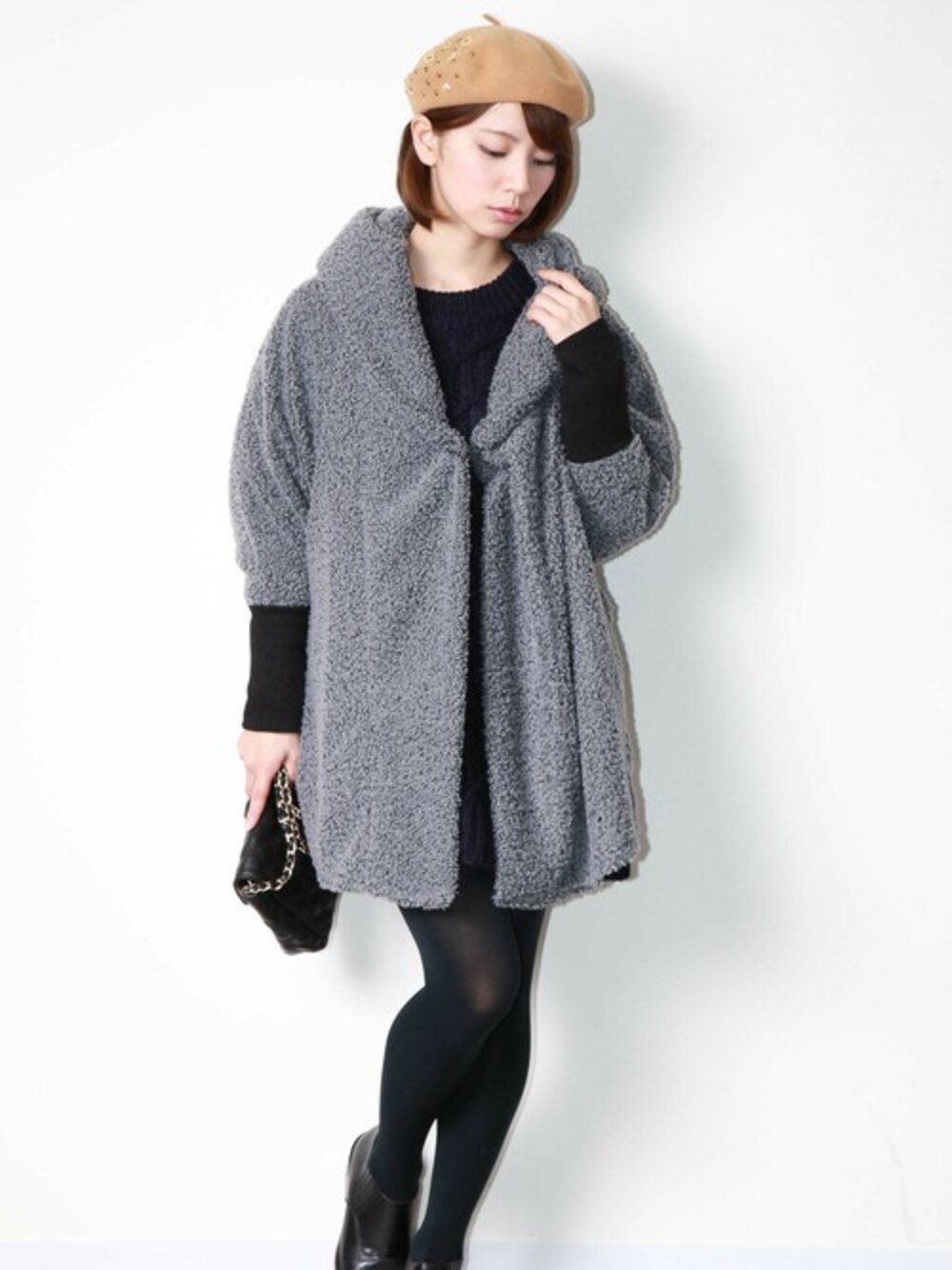 「スタッズ、ボア、ボアジャケット、ボアコート」｜「PLAIN CLOTHINGの【PLAIN CLOTHING】リブ付きボアガウンコート（ダウンジャケット/コート、グレー系）」を使った、chikaさん（レディース・158cm）の冬コーディネートの1枚目の写真