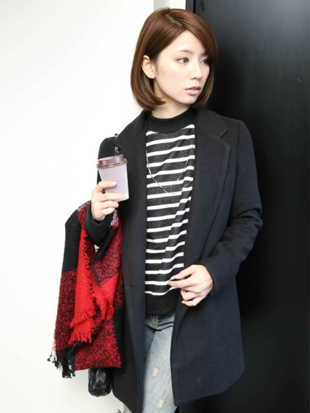 「コート、チェスターコート、ウールコート、春コート」｜「PLAIN CLOTHINGの【PLAIN CLOTHING】ウールチェスターコート（チェスターコート、ブラック系）」を使った、chikaさん（レディース・158cm）の冬コーディネートの1枚目の写真