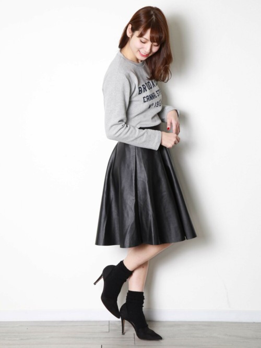 「スカート、レザースカート、スカートコーデ」｜「PLAIN CLOTHINGの【PLAIN CLOTHING】レザースカート（スカート、ブラック系）」を使った、chikaさん（レディース・163cm）の冬コーディネートの1枚目の写真