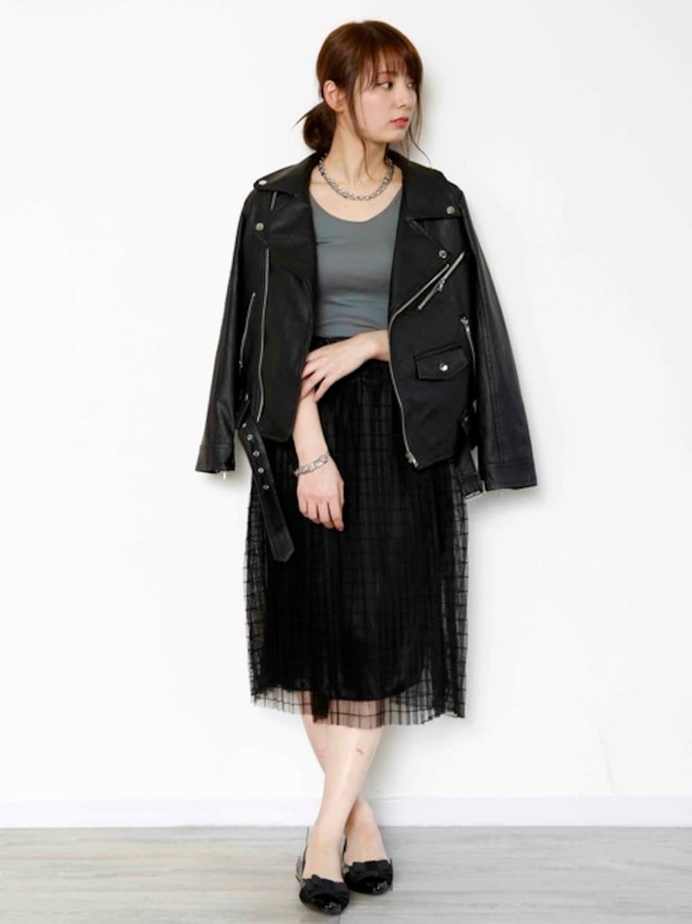 「PLAIN CLOTHINGの【PLAIN CLOTHING】Wライダースレザージャケット（ライダースジャケット、ブラック系）」を使った、chikaさん（レディース・164cm）の春コーディネートの1枚目の写真