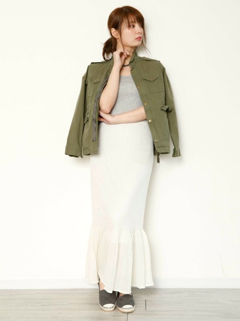 「plainclothing、ミリタリージャケット、マキシ丈スカート、エスパドリーユ、リネンスカート」｜「PLAIN CLOTHINGの【PLAIN CLOTHING】リネンマキシ丈フリルスカート（スカート、ホワイト系）」を使った、chikaさん（レディース・164cm）の春コーディネートの1枚目の写真
