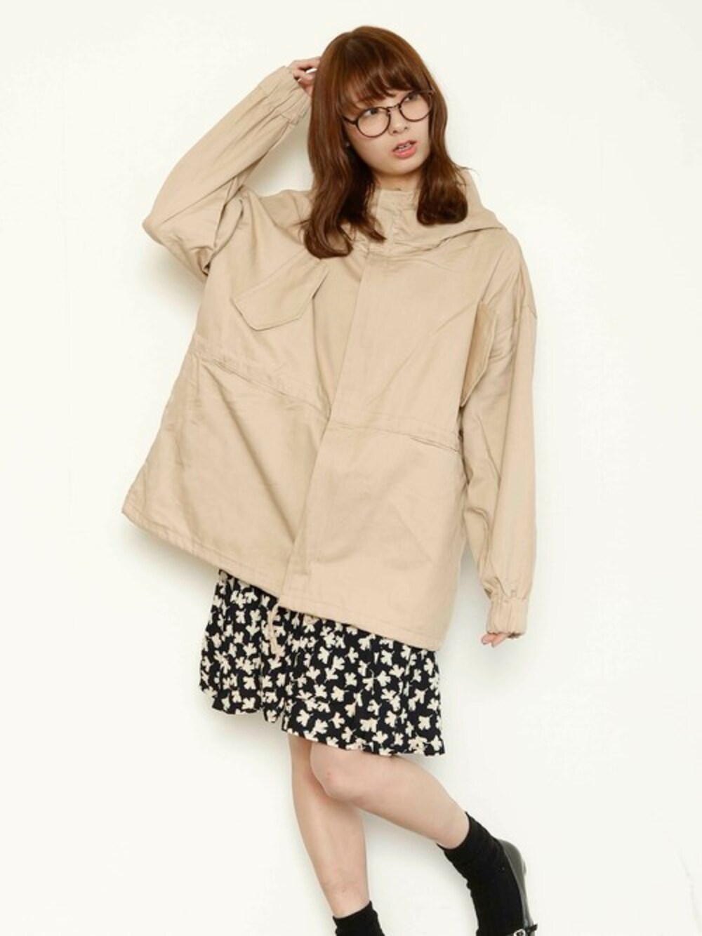 「ワンピース、フードコート、スプリングコート、ベージュコーデ」｜「PLAIN CLOTHINGの【PLAIN CLOTHING】フード付きミリタリースプリングコート（ミリタリージャケット、ベージュ系）」を使った、chikaさん（レディース・164cm）の春コーディネートの1枚目の写真