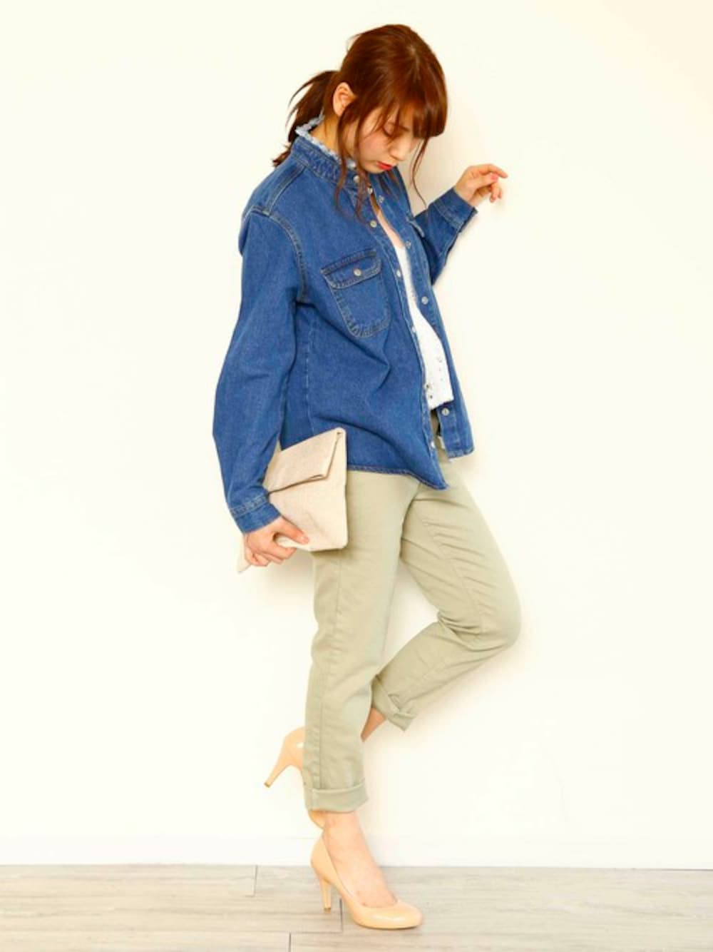 「ジャケット、デニム、トレンド、デニムジャケット、春夏コーデ」｜「PLAIN CLOTHINGの【PLAIN CLOTHING】ネックダメージデニムジャケット（デニムジャケット、ブルー系）」を使った、chikaさん（レディース・164cm）の春コーディネートの1枚目の写真