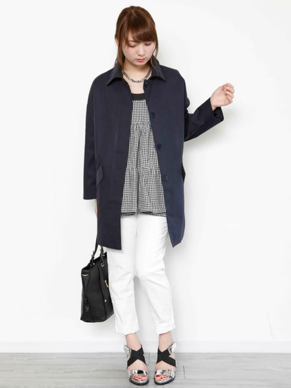 「トレンチコート、plainclothing、キャミソール、ホワイトパンツ、ヒールサンダル、ティアードキャミソール」｜「PLAIN CLOTHINGの【PLAIN CLOTHING】チェック柄ティアードキャミソール（キャミソール、ブラック系）」を使った、chikaさん（レディース・164cm）の春コーディネートの1枚目の写真
