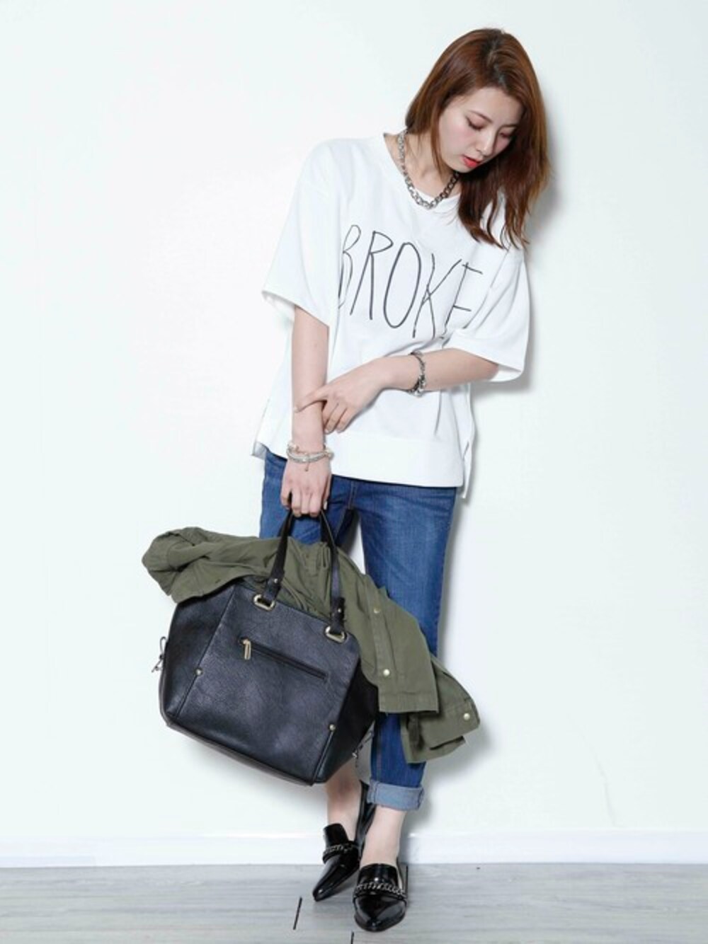 ホワイト系のスウェット、ブラック系のトートバッグ、ブラック系のその他シューズを着用したレディースの春コーディネートの1枚目の写真