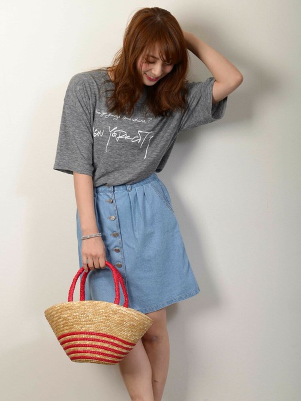 「ロゴT、デニムスカート、かごバッグ、サマースタイル」｜「PLAIN CLOTHINGの【PLAIN CLOTHING】ロゴTシャツ”NEW　YORK”（Tシャツ/カットソー、グレー系）」を使った、chikaさん（レディース・162cm）の春コーディネートの1枚目の写真