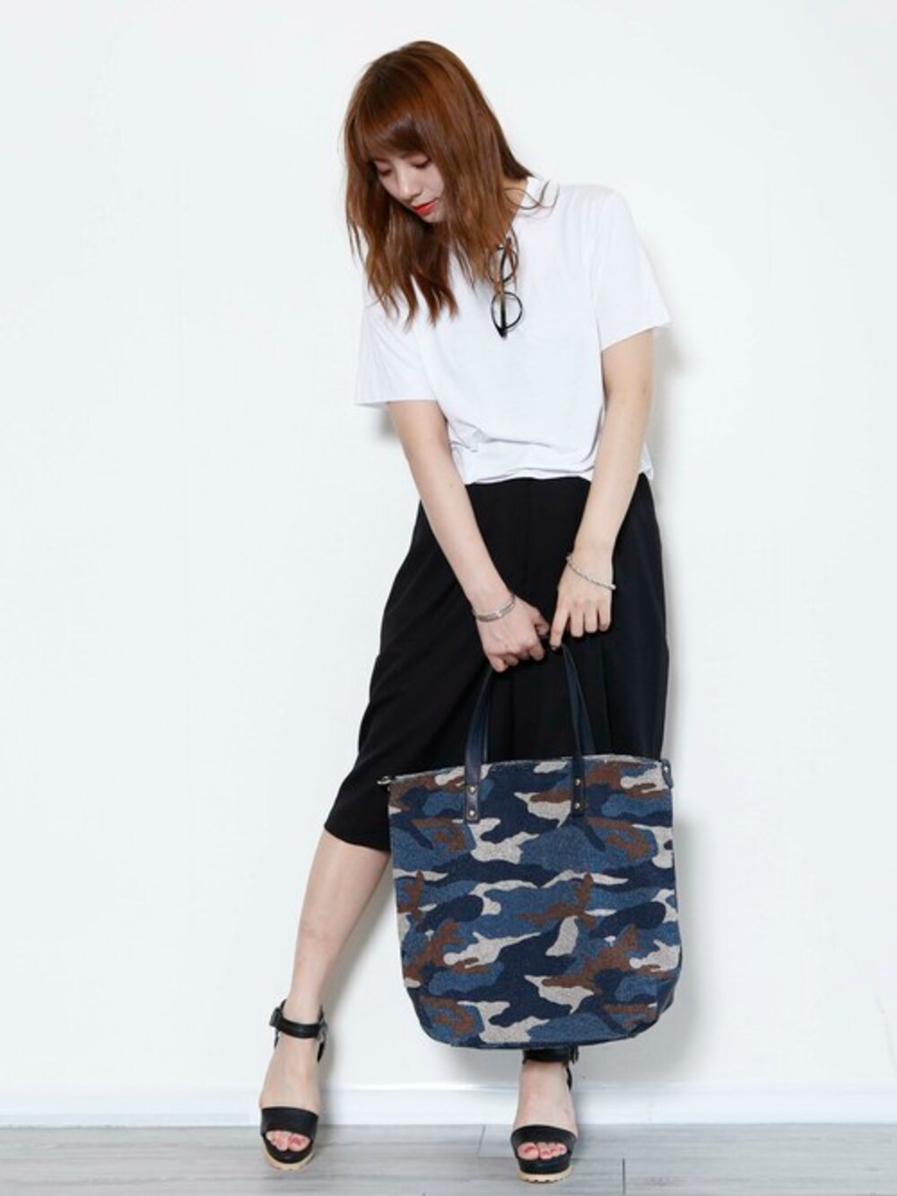 ブルー系のトートバッグ、ブラック系のサンダル、ブラック系のその他パンツを着用したレディースの夏コーディネートの1枚目の写真