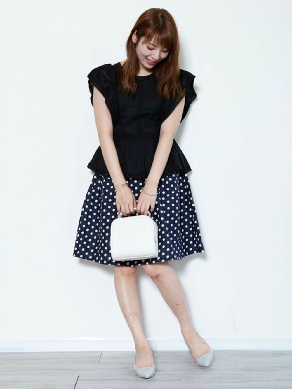 「フレアスカート、おでかけ、ダークカラー、ドットスカート、ローヒールパンプス」｜「PLAIN CLOTHINGの【PLAIN CLOTHING】2WAYボックスミニバッグ（ショルダーバッグ、ホワイト系）」を使った、chikaさん（レディース・164cm）の夏コーディネートの1枚目の写真