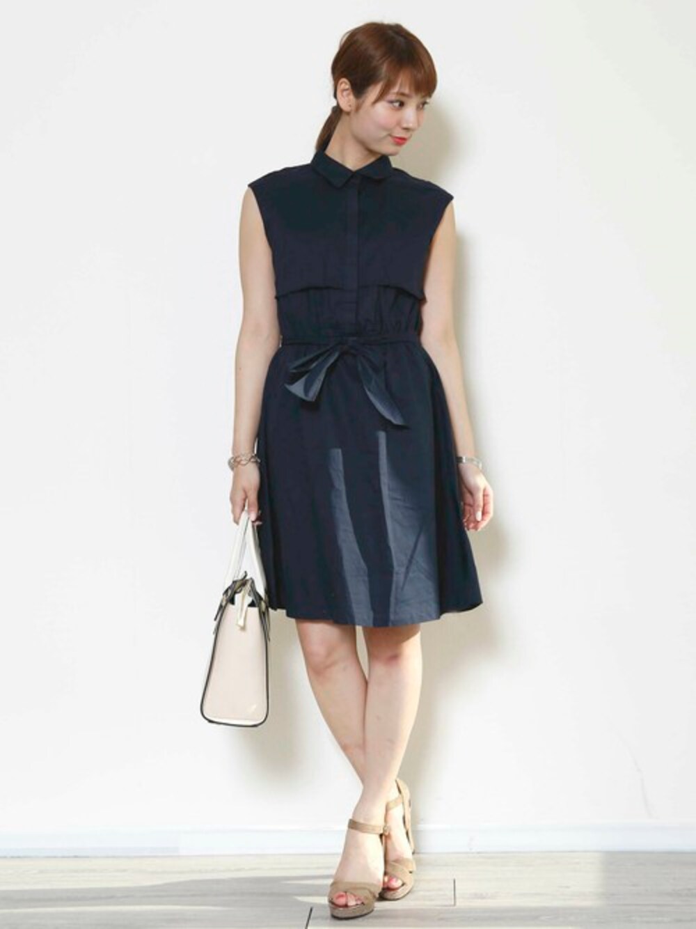 「ワンピース、ネイビー、シャツワンピース、デートスタイル（WOMEN）」｜「PLAIN CLOTHINGの【PLAIN CLOTHING】ウエストリボンシャツワンピース（シャツワンピース、ブルー系）」を使った、chikaさん（レディース・164cm）の夏コーディネートの1枚目の写真