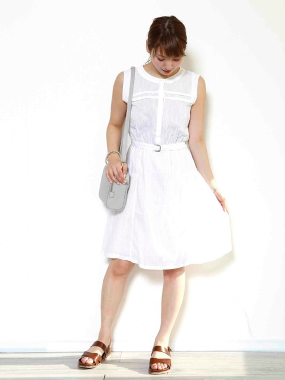 「夏、サンダル、パステルカラー、バングル、楽チンコーデ、白ワンピース、ペタンコ靴」｜「PLAIN CLOTHINGの【PLAIN CLOTHING】ストライプノーカラーシャツワンピース（シャツワンピース、ホワイト系）」を使った、chikaさん（レディース・164cm）の夏コーディネートの1枚目の写真