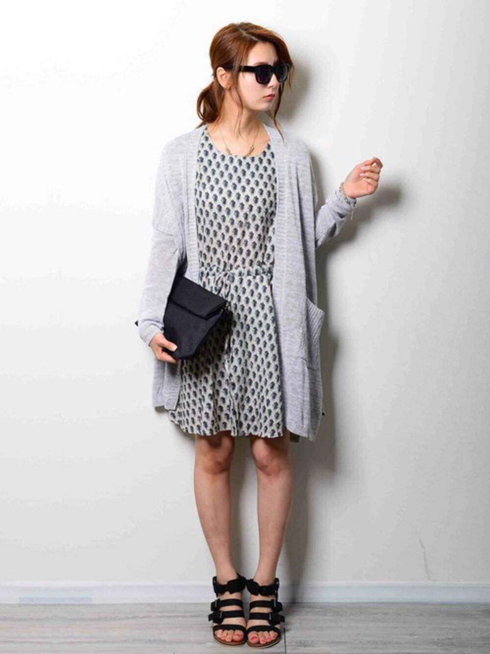 「ワンピース、グレー、クラッチバッグ、サングラス、モノトーン、サンダル、ロングカーディガン、リラックススタイル」｜「PLAIN CLOTHINGの【PLAIN CLOTHING】ウエストリボンフレアーワンピース（ワンピース、ベージュ系）」を使った、chikaさん（レディース・164cm）の夏コーディネートの1枚目の写真