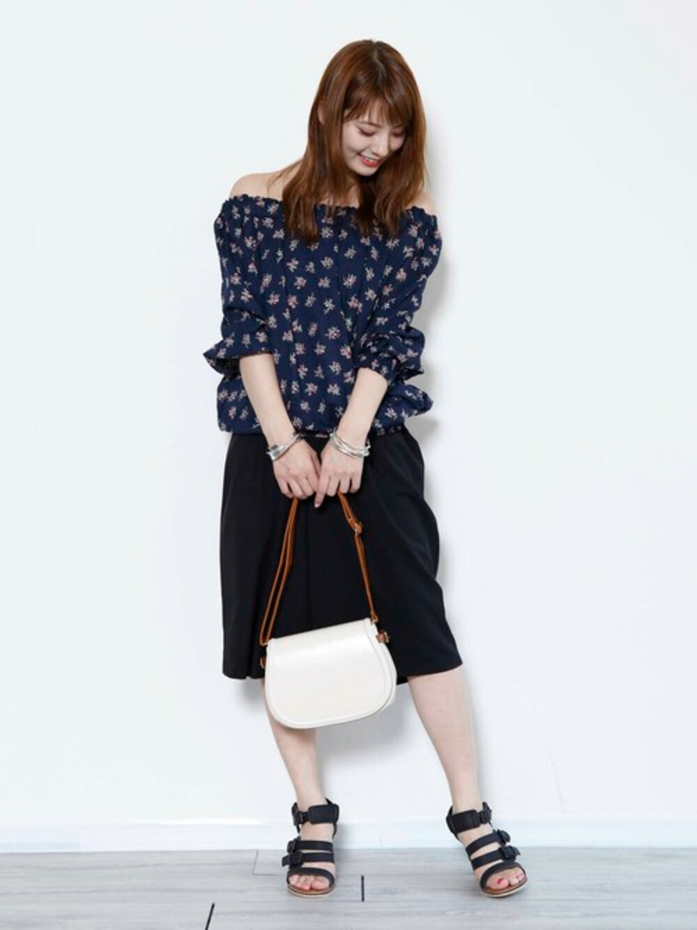ブルー系のシャツ/ブラウス、ブラック系のその他パンツ、ホワイト系のショルダーバッグを着用したレディースの夏コーディネートの1枚目の写真
