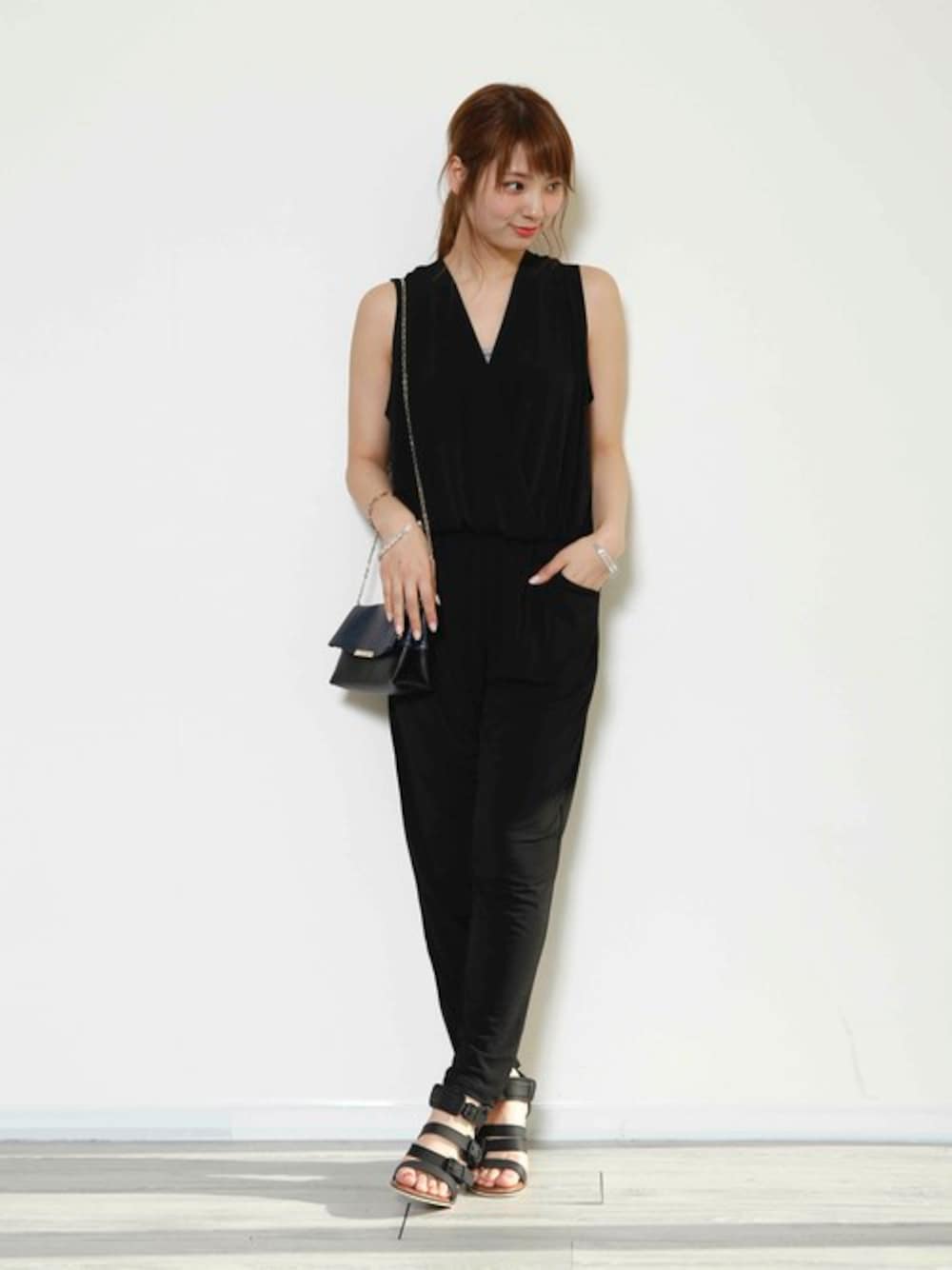 「PLAIN CLOTHINGの【PLAIN CLOTHING】ドレープオールインワン（つなぎ/オールインワン、ブラック系）」を使った、chikaさん（レディース・164cm）の夏コーディネートの1枚目の写真