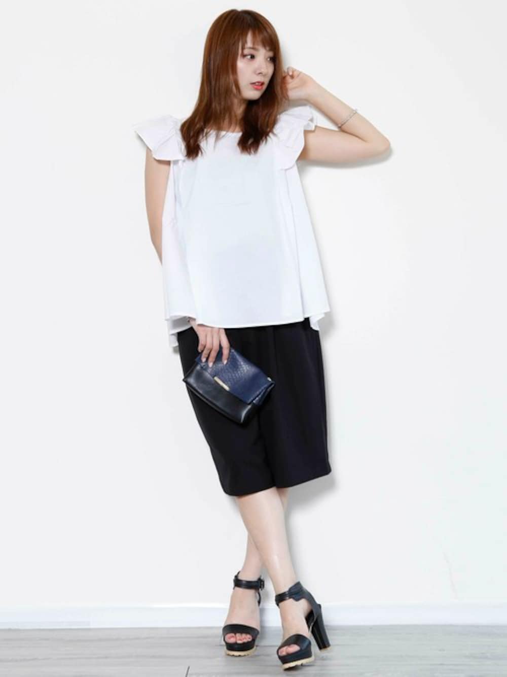 ホワイト系のシャツ/ブラウス、ブラック系のその他パンツ、ブラック系のサンダルを着用したレディースの夏コーディネートの1枚目の写真