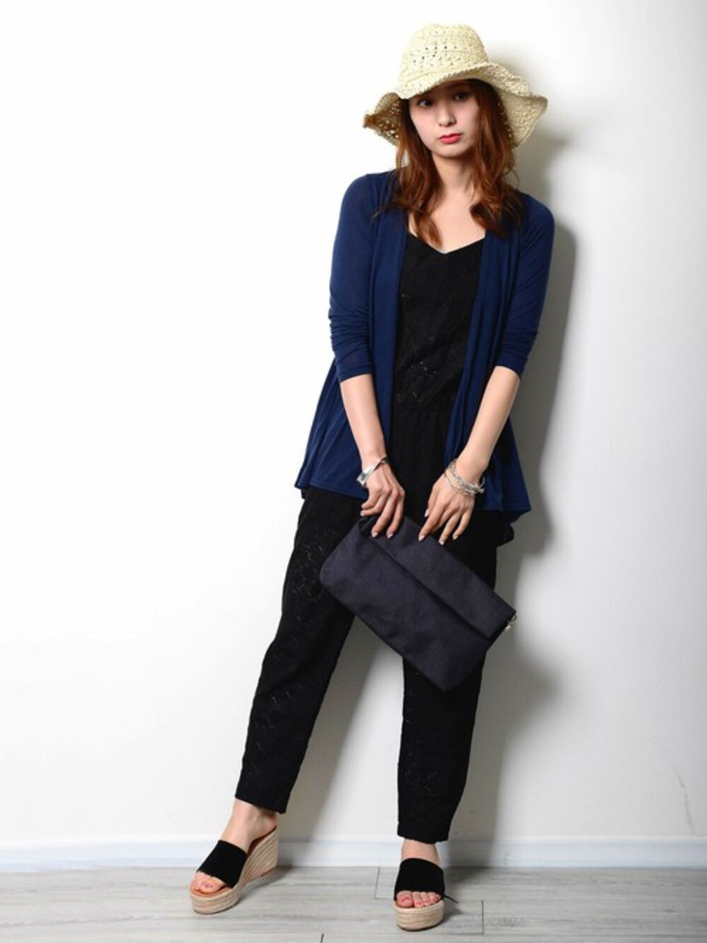 「カーディガン、オールインワン、ストローハット、日焼け対策」｜「PLAIN CLOTHINGの【PLAIN CLOTHING】レースオールインワン（サロペット/オーバーオール、ブラック系）」を使った、chikaさん（レディース・164cm）の夏コーディネートの1枚目の写真