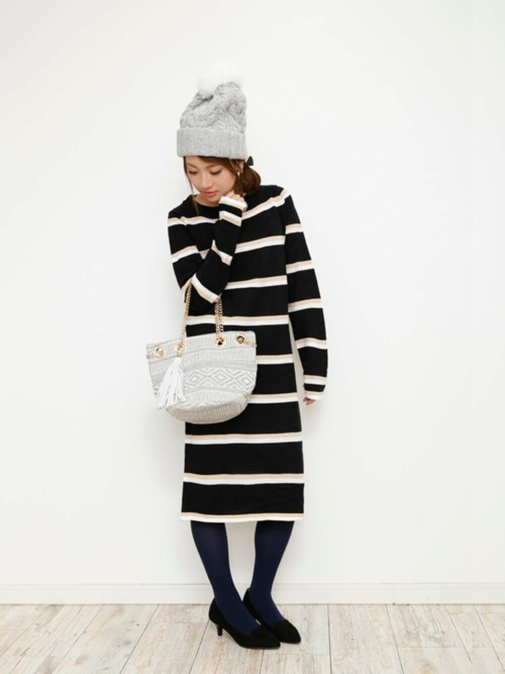 「パンプス、ニット帽、バッグ、秋のコーデ、ニットワンピース、デート、大人可愛い、秋冬」｜「PLAIN CLOTHINGの【PLAIN CLOTHING】マルチボーダーニットワンピース（ワンピース、ブラック系）」を使った、chikaさん（レディース・153cm）の秋コーディネートの1枚目の写真