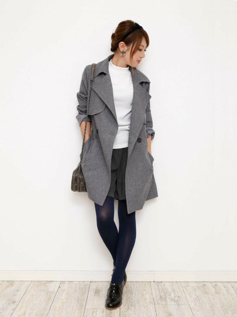 「トレンチコート、グレー、イヤリング、ヘアバンド、ショルダーバッグ、リボン、デート、キレイめ、大人コーデ」｜「PLAIN CLOTHINGの【PLAIN CLOTHING】トレンチコート（トレンチコート、グレー系）」を使った、chikaさん（レディース・153cm）の冬コーディネートの1枚目の写真