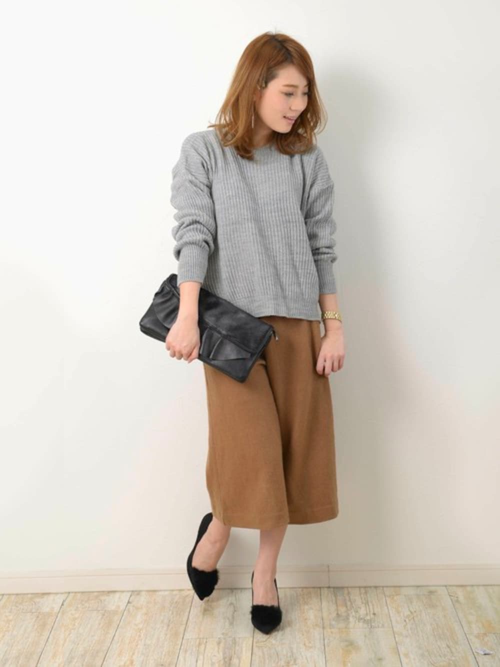 「ファー、ニット、パンプス、大人カジュアル、楽ちんスタイル、ガウチョパンツ、ヘアピン、大人かわいい、小物は黒、グレー×ブラウン」｜「PLAIN CLOTHINGの【PLAIN CLOTHING】べっ甲スクエア＆パールヘアピンセット（ヘアピン、イエロー系）」を使った、chikaさん（レディース・153cm）の冬コーディネートの1枚目の写真