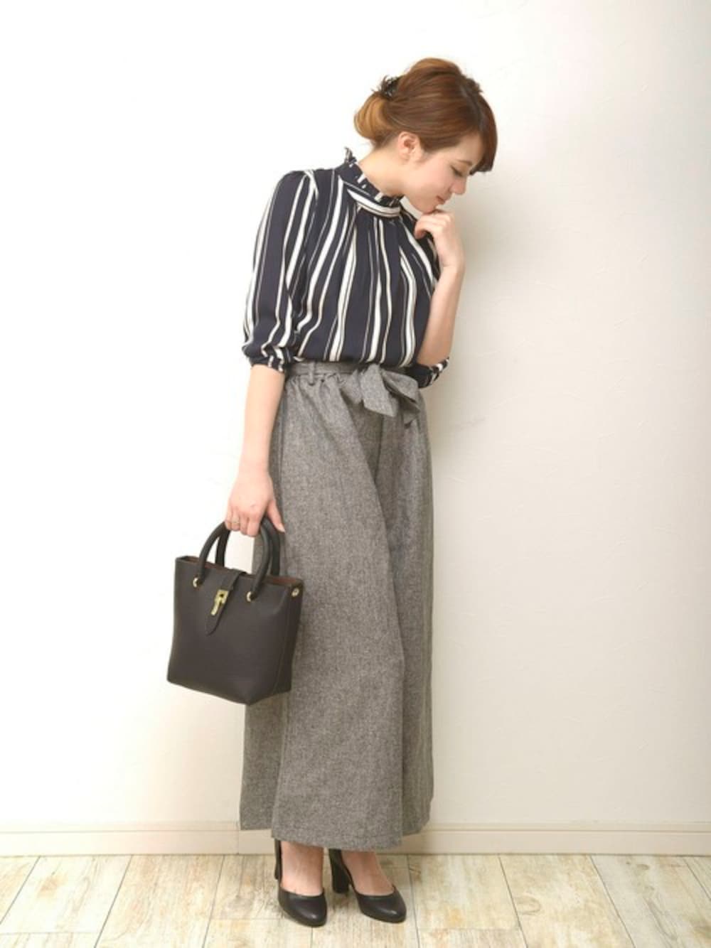 「パンプス、ブラック、ストライプ、plainclothing、ワイドパンツ、大人コーデ、オフィスカジュアル、ネイビー×グレー、シック」｜「PLAIN CLOTHINGのストライプブラウス（シャツ/ブラウス、ブルー系）」を使った、chikaさん（レディース・153cm）の春コーディネートの1枚目の写真