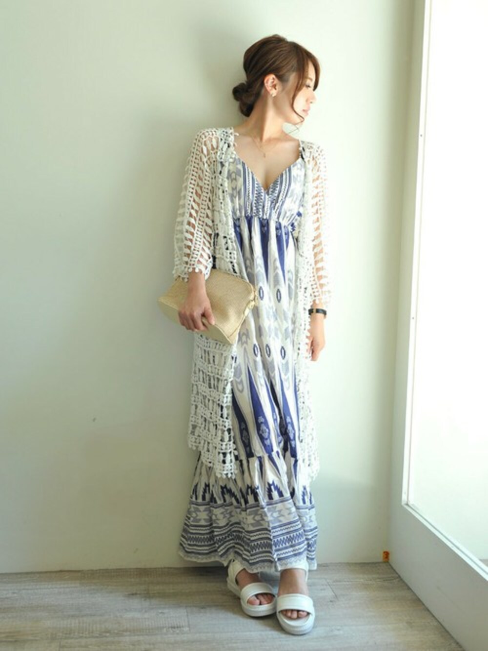 「クラッチバッグ、plainclothing、大人カジュアル、サンダル、夏コーデ、リゾートスタイル、マキシ丈ワンピース、おだんごヘアー、キャミワンピ、レースガウン」｜「PLAIN CLOTHINGの【PLAIN CLOTHING】幾何学模様ワンピース（ワンピース、ブルー系）」を使った、chikaさん（レディース・153cm）の夏コーディネートの1枚目の写真