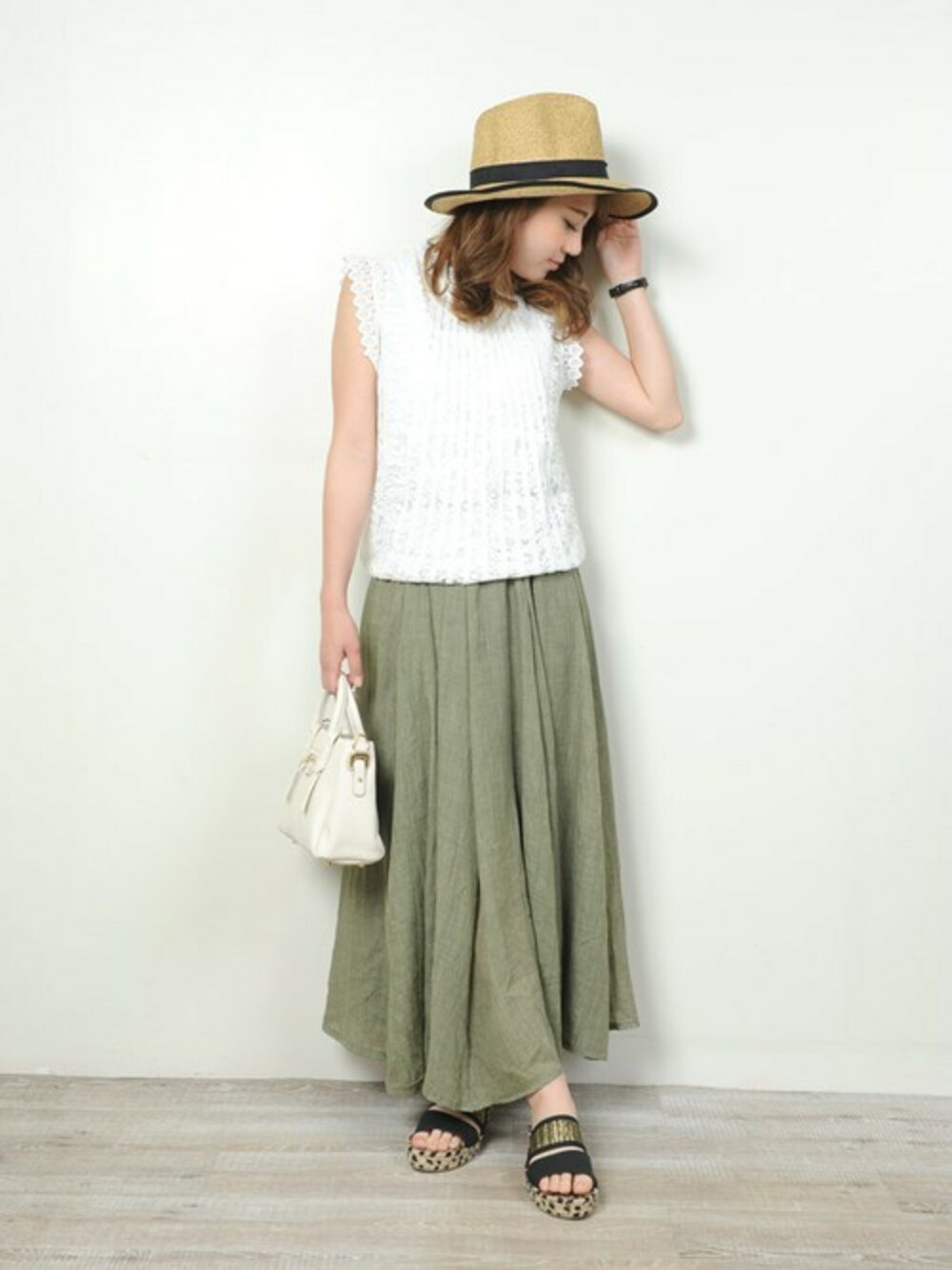 「カジュアル、夏、ハット、plainclothing、ロングスカート、サンダル、ピクニック、麦わら帽子、レースブラウス、ホワイト×カーキ」｜「PLAIN CLOTHINGの【PLAIN CLOTHING】パイピングデザインハット（ハット、ブラック系）」を使った、chikaさん（レディース・153cm）の夏コーディネートの1枚目の写真