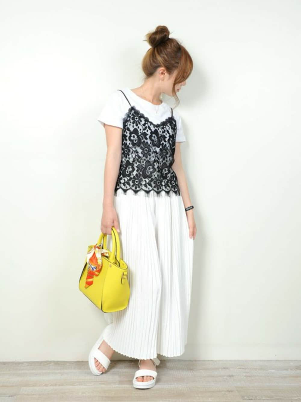 ホワイト系のその他トップス、ホワイト系のその他パンツ、イエロー系のハンドバッグを着用したレディースの夏コーディネートの1枚目の写真