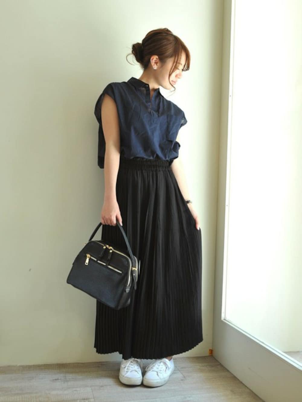 ブラック系のショルダーバッグ、ブラック系のその他パンツ、ブルー系のピアス（片耳用）を着用したレディースの夏コーディネートの1枚目の写真