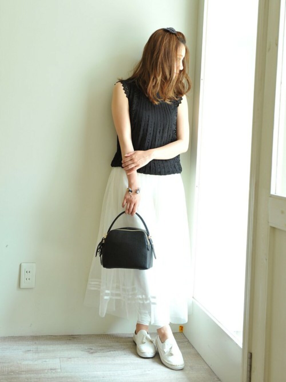 「ハンドバッグ、フラットシューズ、plainclothing、チュールスカート、お出かけコーデ、カジュアルスタイル、モノクロ、大人ガーリー、レースブラウス、レディライク」｜「PLAIN CLOTHINGの【PLAIN CLOTHING】2WAYミニショルダーバッグ/ポシェット（ショルダーバッグ、ブラック系）」を使った、chikaさん（レディース・153cm）の夏コーディネートの1枚目の写真