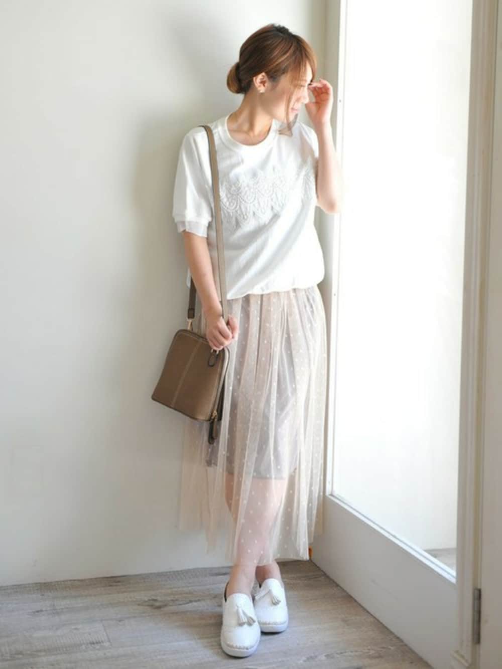 「カジュアル、ショルダーバッグ、フラットシューズ、plainclothing、チュールスカート、大人カジュアル、きれいめカジュアル、レーストップス、ホワイト×ベージュ、レディライク」｜「PLAIN CLOTHINGの【PLAIN CLOTHING】スクエアミニショルダーバッグ/ポシェット（ショルダーバッグ、グリーン系）」を使った、chikaさん（レディース・153cm）の夏コーディネートの1枚目の写真