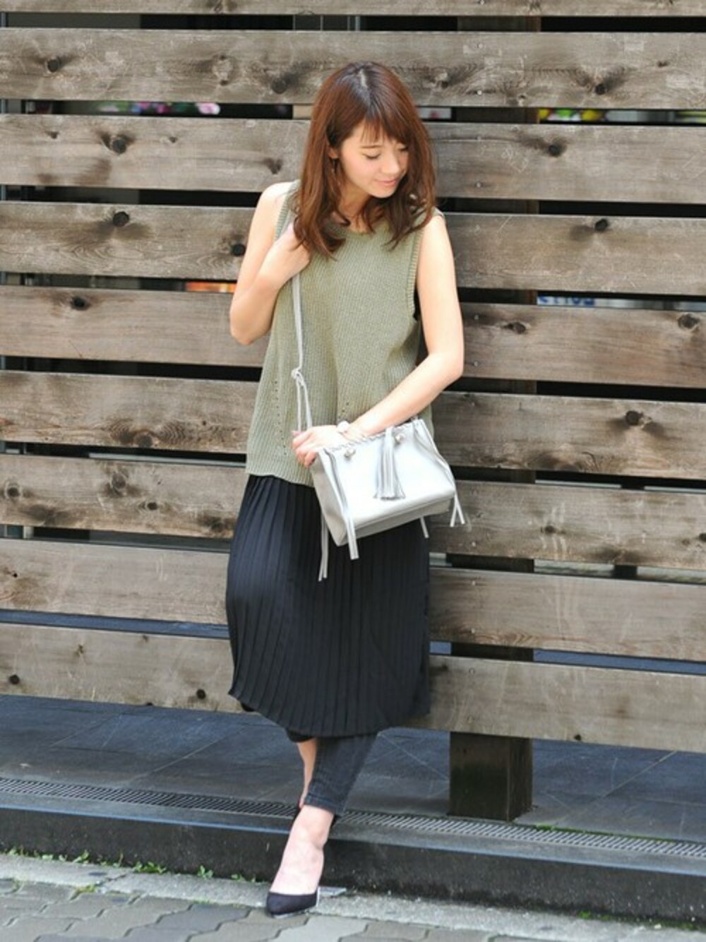 「ニット、パンプス、カジュアル、シンプル、スキニー、plainclothing、大人カジュアル、プリーツスカート、バングル、カーキ×黒」｜「PLAIN CLOTHINGの【SELECTED FOR PLAIN CLOTHING】スエードポインテッドトゥヒールパンプス（パンプス、ブラック系）」を使った、chikaさん（レディース・153cm）の秋コーディネートの1枚目の写真