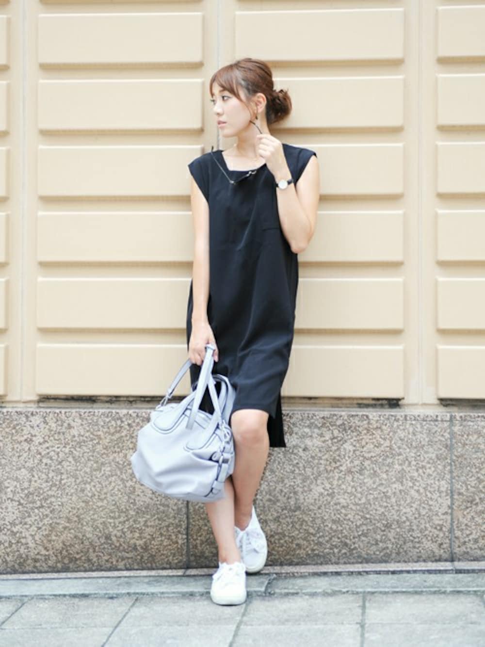「スニーカー、カジュアル、シンプル、ブラック、秋のコーデ、plainclothing、大人カジュアル、きれいめカジュアル、オトナカジュアル、プレクロ」｜「PLAIN CLOTHINGの【PLAIN CLOTHING】ノースリーブポケットワンピース（ワンピース、ブラック系）」を使った、chikaさん（レディース・153cm）の秋コーディネートの1枚目の写真