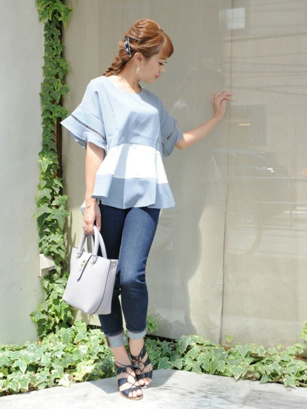 ブルー系のシャツ/ブラウス、グレー系のトートバッグ、ブルー系のバレッタ/ヘアクリップを着用したレディースの秋コーディネートの1枚目の写真