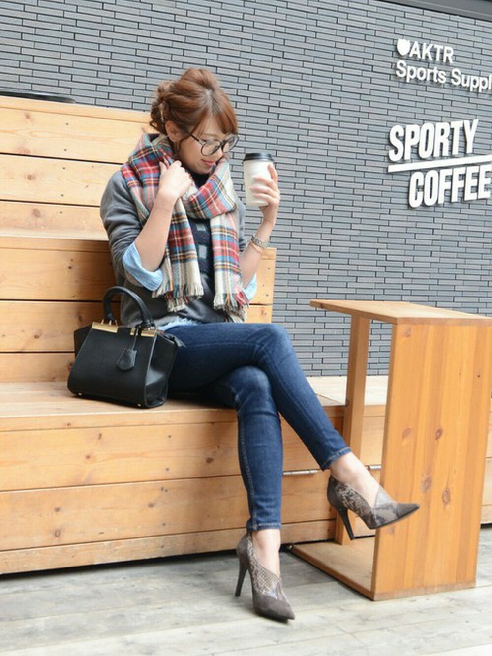 ブラック系のショルダーバッグ、イエロー系のブレスレット、ベージュ系のバレッタ/ヘアクリップを着用したレディースの秋コーディネートの1枚目の写真