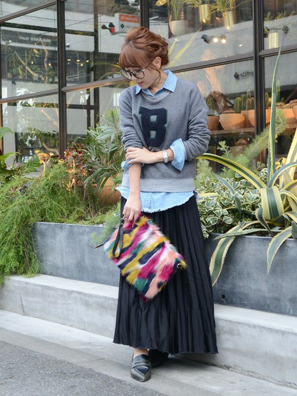 その他のクラッチバッグ、ゴールド系のピアス（両耳用）、イエロー系のブレスレットを着用したレディースの冬コーディネートの1枚目の写真