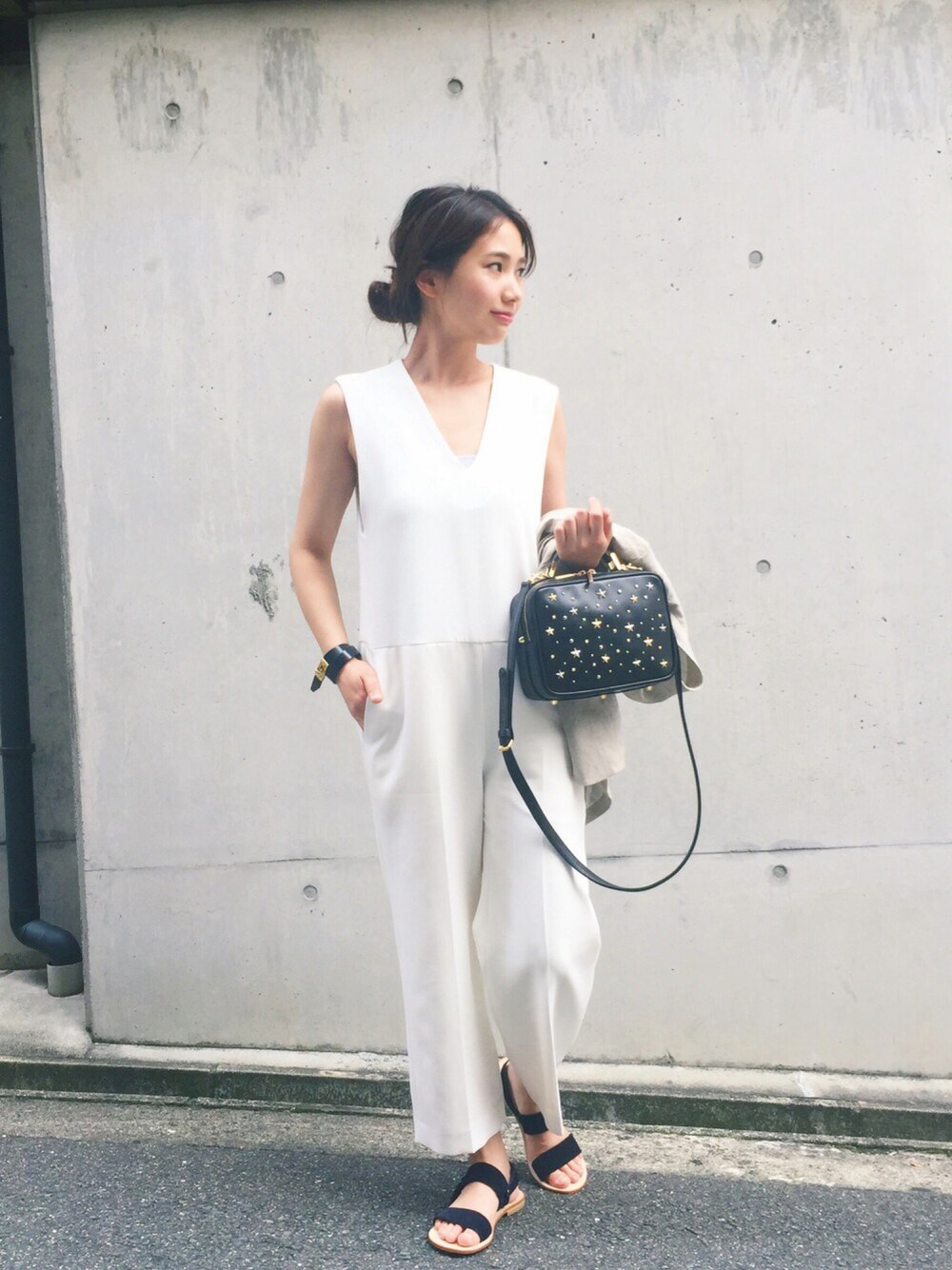 「urbanbobby、ホワイト、オールインワン、夏コーデ、ootd」｜「BEAUTY&YOUTH UNITED ARROWSのBY ダブルクロス Vネックノースリーブオールインワン（つなぎ/オールインワン、ホワイト系）」を使った、伊地知朋子さん（レディース・153cm）の夏コーディネートの1枚目の写真